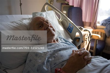 Homme couché dans son lit d'hôpital