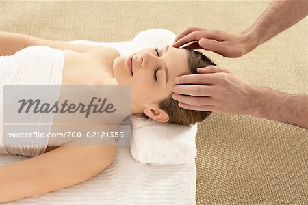 Frau bekommen eine Massage