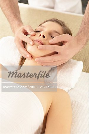 Frau bekommen eine Massage