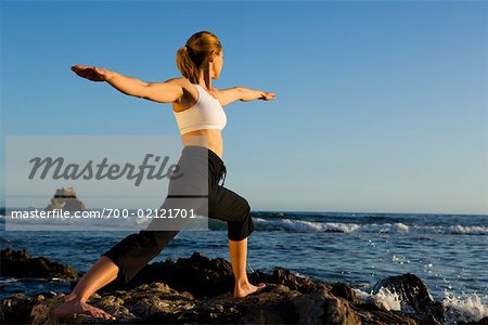 Femme faisant du Yoga sur la plage, Newport Beach, Californie, USA