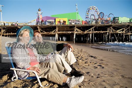 Couple sur la plage, la jetée de Santa Monica, Santa Monica, Californie, Etats-Unis