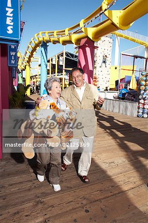 Couple au parc d'attractions, Santa Monica Pier, Santa Monica, Californie, USA