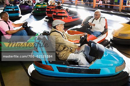 Senioren Reiten Bumper Cars, Santa Monica Pier Amusement Park, Kalifornien, USA