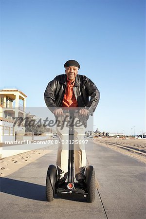 Homme monté Segway au Beach, Santa Monica Pier, Santa Monica, Californie, USA