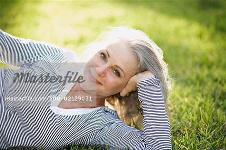 Portrait de femme couchée sur l'herbe