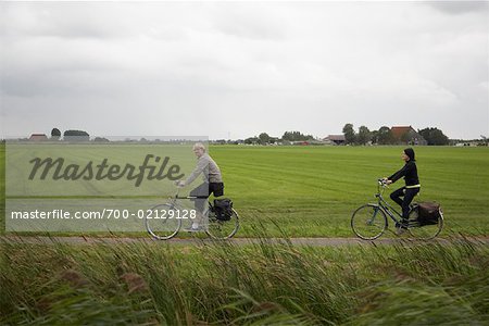 Cyclistes sur piste cyclable, près de Hindeloopen, Pays-Bas