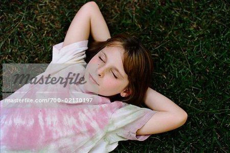 Fille couchée dans l'herbe