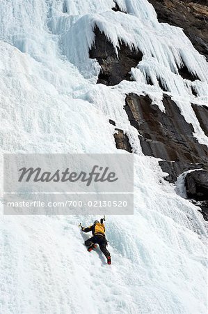 Grimpeur de glace sur une cascade gelée, près de Jasper, Alberta, Canada