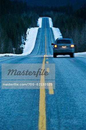 Voiture sur Scenic Highway, près de Jasper, Alberta, Canada