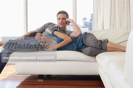 Couple sur le canapé en Condominium