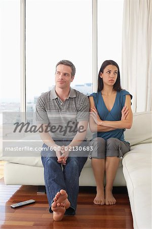 Paar auf Sofa in Eigentumswohnung