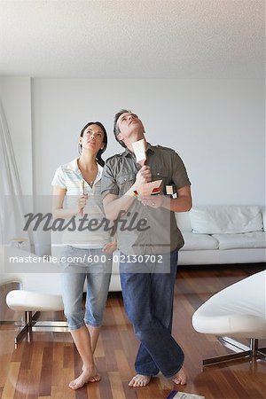 Couple en appartement avec pinceaux