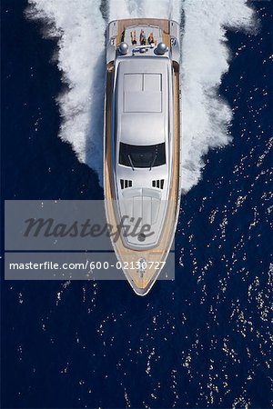 Vue des gens sur le Yacht de luxe