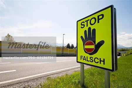 Panneau d'arrêt sur la route, Salburg, Land de Salzbourg, Autriche