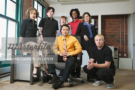 Eine Gruppe von sieben jungen Kollegen in einem Büro.