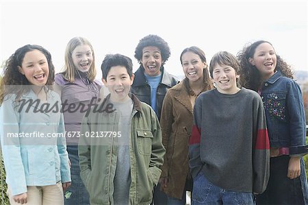 Un groupe de jeunes adolescentes à l'extérieur.