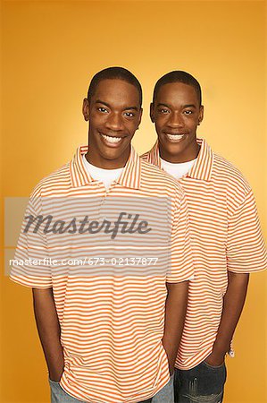 Zwei Teen jungen in passender Hemden.