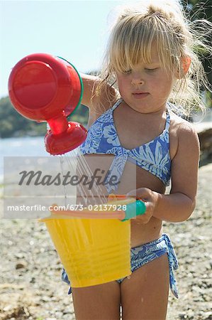 Jeune fille jouant sur la plage.