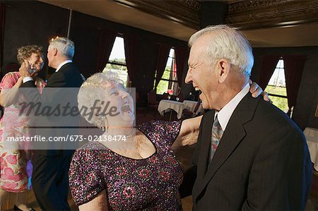 Senior Paare auf der Tanzfläche.