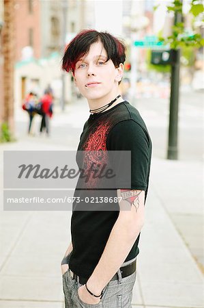 Un jeune homme avec piercing et tatouages
