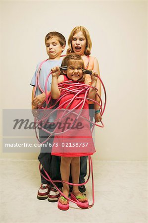 Drei komplett verkabelte Kinder