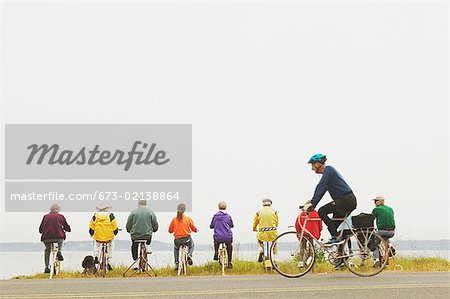 Neun Personen auf den Exercycles und auf dem Fahrrad