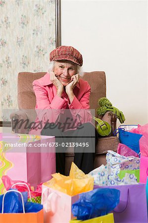 Glückliche Frau umgeben von Einkaufstaschen
