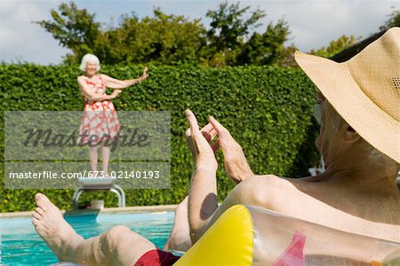 Senior couple s'amuser de la piscine