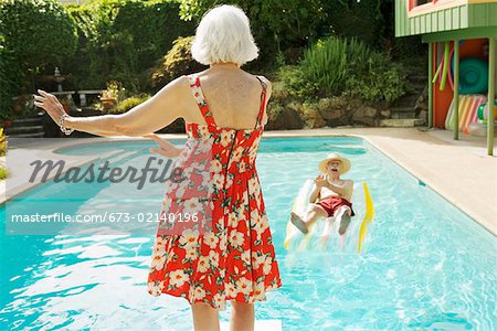 Altes Paar Spaß am Pool