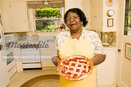 Portrait de femme tenant la tarte maison