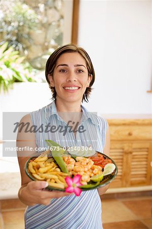 Femme avec plateau de nourriture