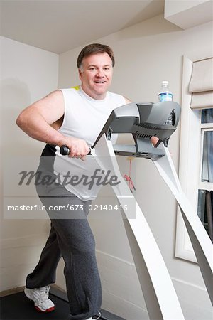 Portrait d'un homme obèse sur tapis roulant