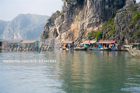 Schwimmende vietnamesischen Fischerdorf an der Basis der Klippe