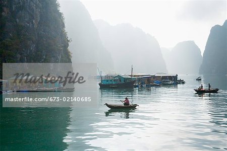 Village de pêcheurs vietnamien avec la côte rocheuse de flottant