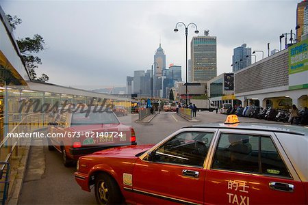 Taxis vor dem Terminal in der Nähe der Innenstadt von Hongkong