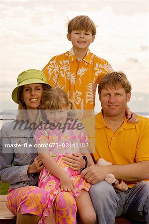 Portrait de groupe de famille souriante