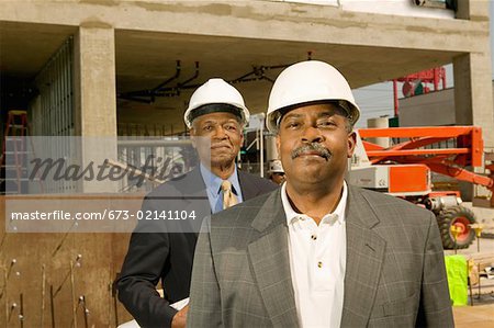 Portrait des hommes d'affaires sur chantier