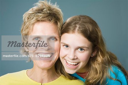 Close up portrait de femme avec sa fille adolescente