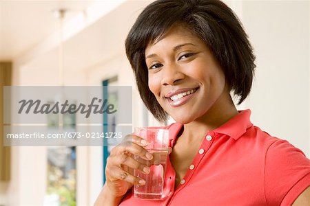 Femme ayant un verre d'eau
