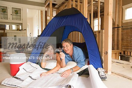 Paar in ihrem Wohnzimmer Unerledigte camping