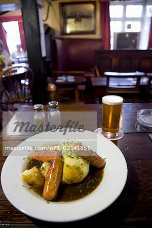 Assiette de pommes de terre et de saucisses dans un pub, Cotswolds, Royaume-Uni