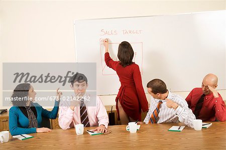 Femme d'affaires, écrit le tableau avec robe tiré vers le haut