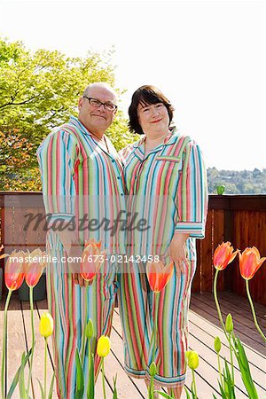 Alle Paare stehen auf der Terrasse in übereinstimmenden Pyjamas