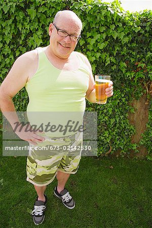 Mann mit einem Bier im Hinterhof
