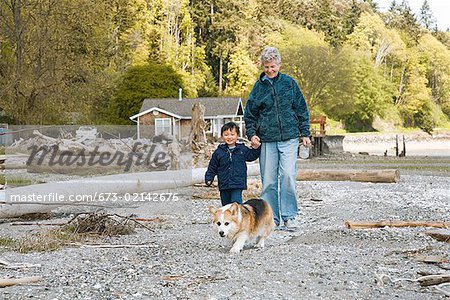 Grand-mère et petit-fils de marcher sur la plage