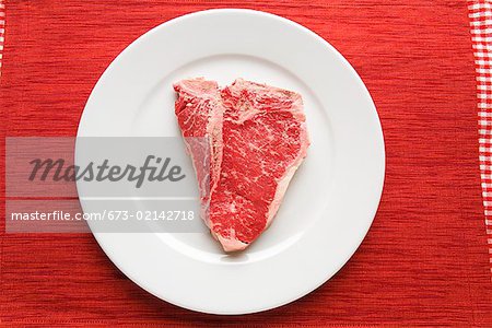Steak cru sur plaque