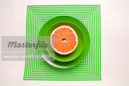 Grapefruit in grüne Schüssel