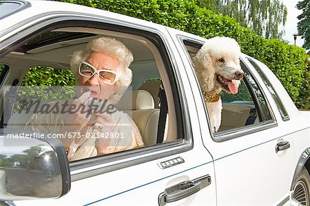 Senior Woman Lippenstift in Auto anwenden