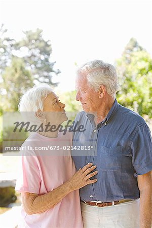 Couple senior souriant à l'autre