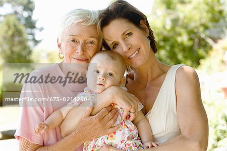 Großmutter und Mutter Holding baby